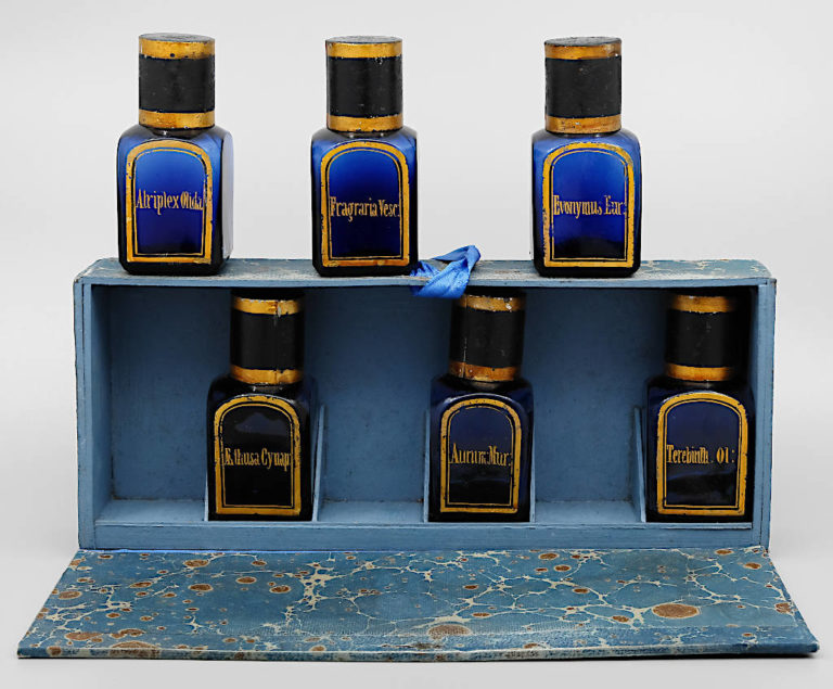 Exponat: Hausapotheke mit kobaltblauen Flaschen