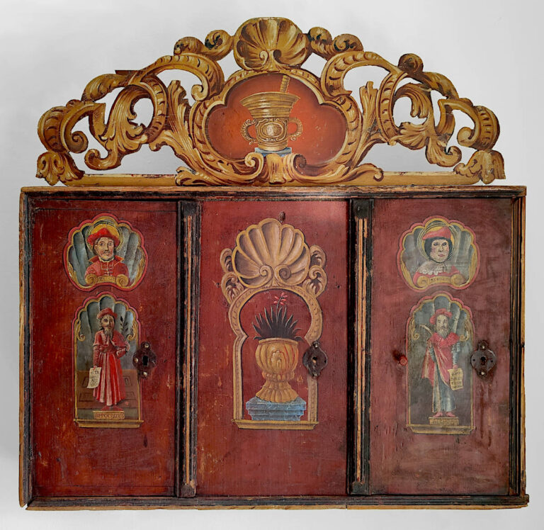 Barockes Arzneischränkchen